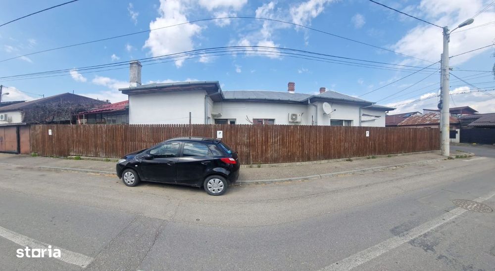 Casă rezidențială din cărămidă cu garaj și pivniță