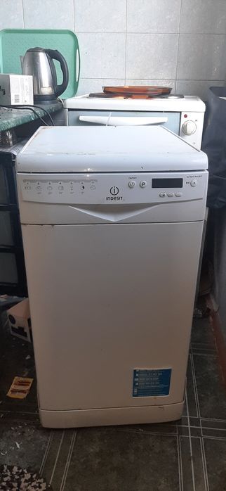 Съдомиялна Indesit (45 см) – Отлично състояние, работи перфектно
