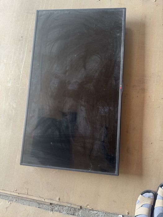 Телевизор LG ( экран треснут ) можно на запчасти