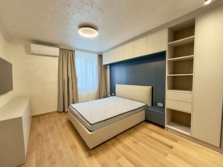 Дава се под наем Тристаен апартамент в София, Люлин 10 - 91 кв.м за 916.47 € - Снимка #2