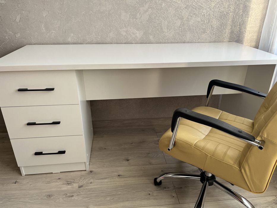 Стол рабочий с кожанным креслом