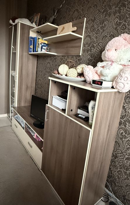 Холна секция с витрина – запазена, светли цветове