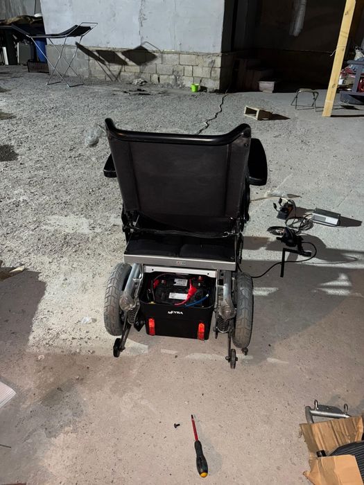 Продам инвалидную каляску электронная