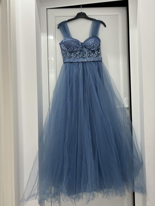 Синя тюлена рокля с бродерия