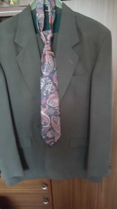 Мъжки костюм с вратовръзка - официален.