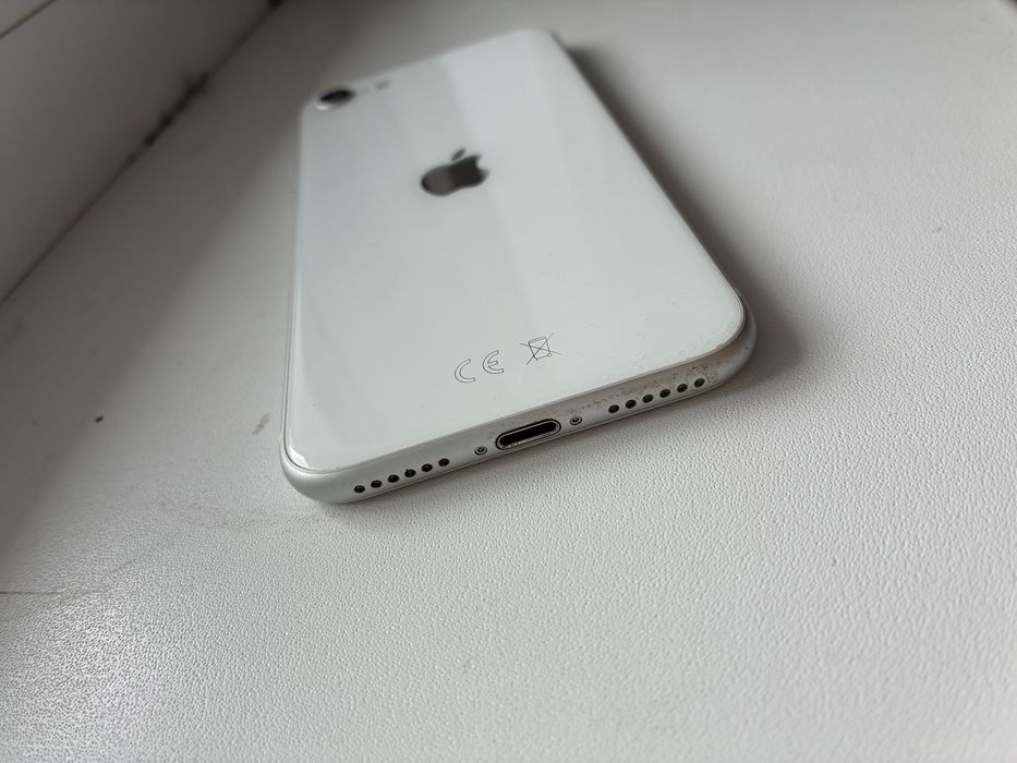 Iphone SE 128ГБ 1 gen 2020