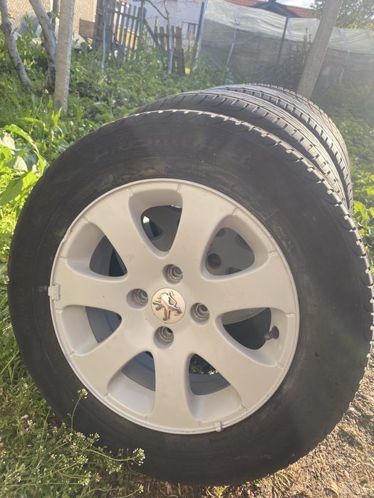 Продават се гуми с джантите Peugeot 4x108