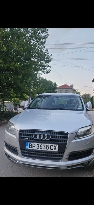 Автомобил Audi Q7