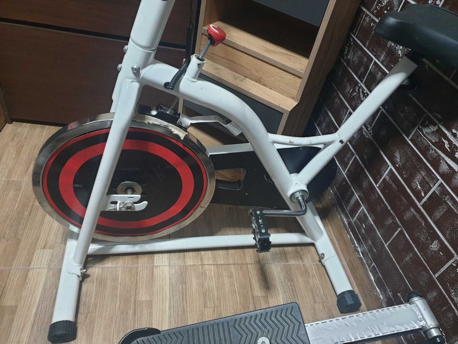 Велоергометър със сензор за пулс, бяло и червено