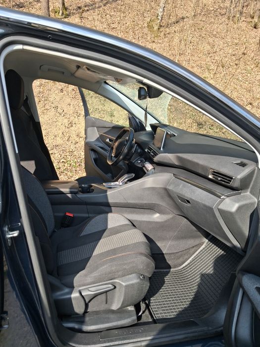 Vând  PEUGEOT 3008 1.5 HDI 131 CP