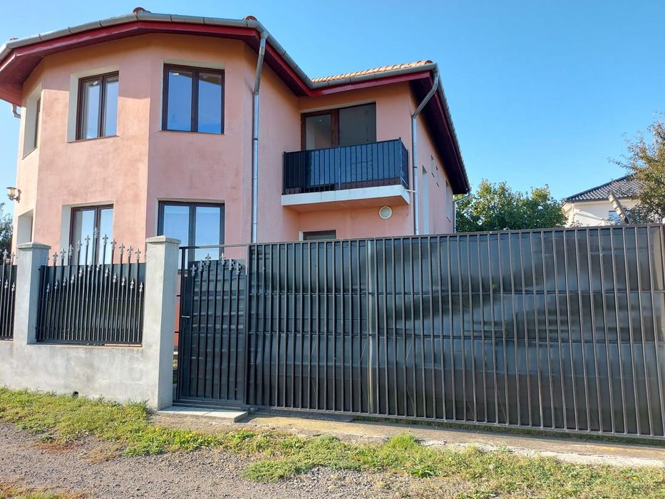 Vând casă ideală pentru 2 familii cu 2 întrări  Sanmartin  Oradea