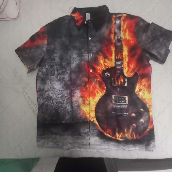 Мъжка риза с китара