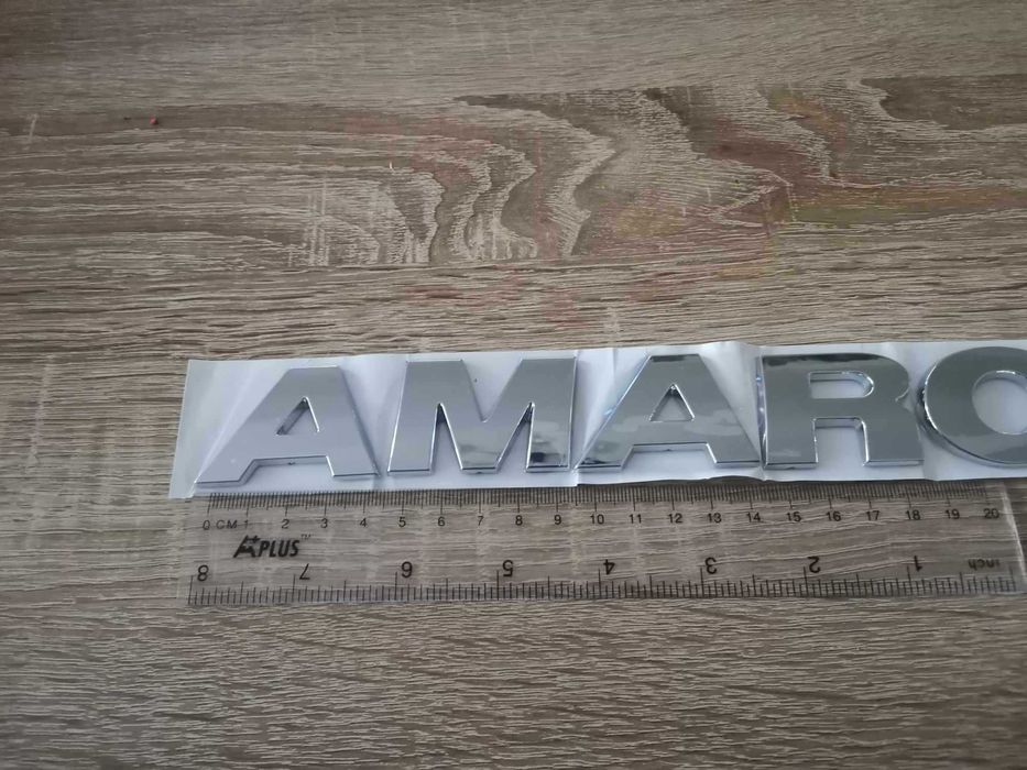 сребрист надпис Volkswagen Amarok