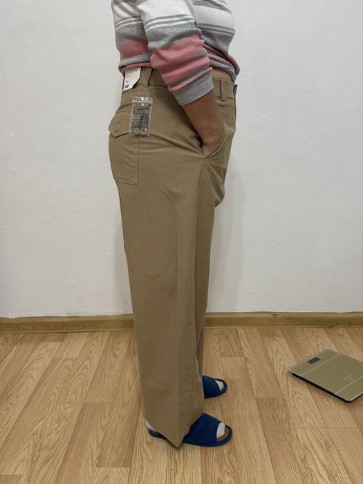 Светлые штаны uniqlo