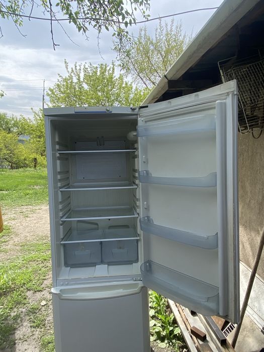 Продам двухкамерный холодильник Indesit