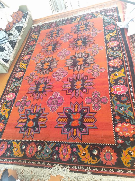 Қол кілем сатылады