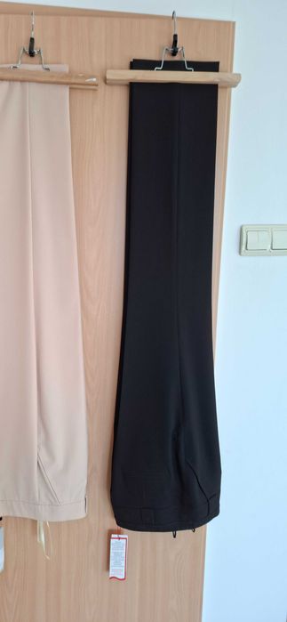 Pantaloni negri sau bej