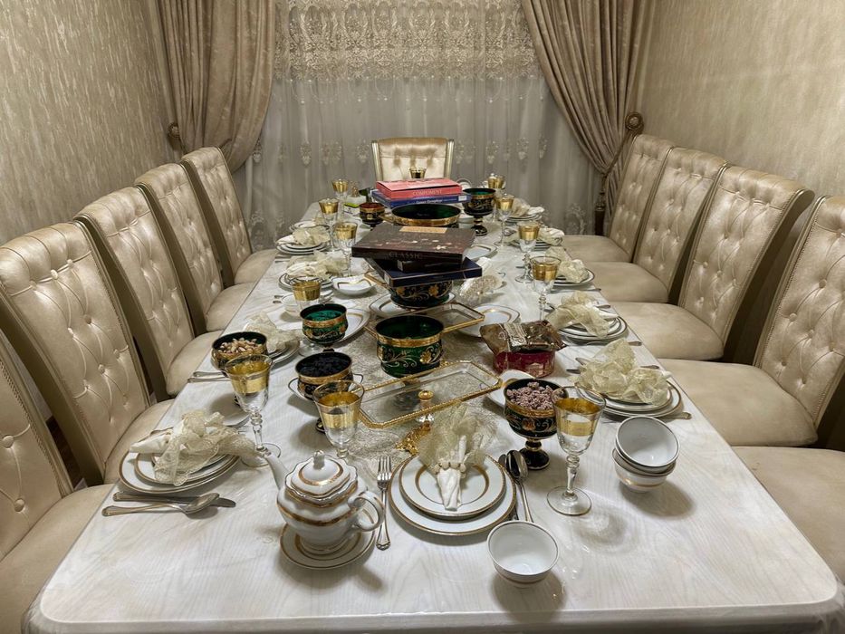 Стол и стулья на 12 человек