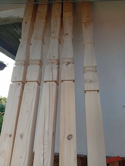 Stâlpi sculptați din lemn