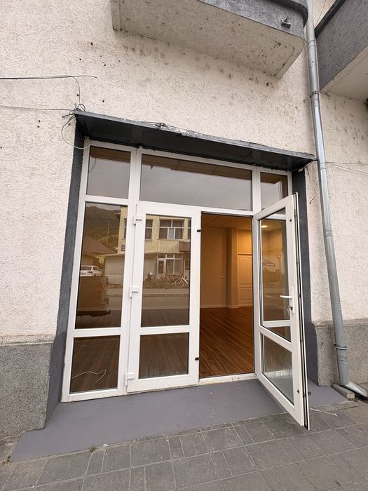 Spațiu comercial de inchiriat - 60 mp - vitrină la stradă - Brezoi