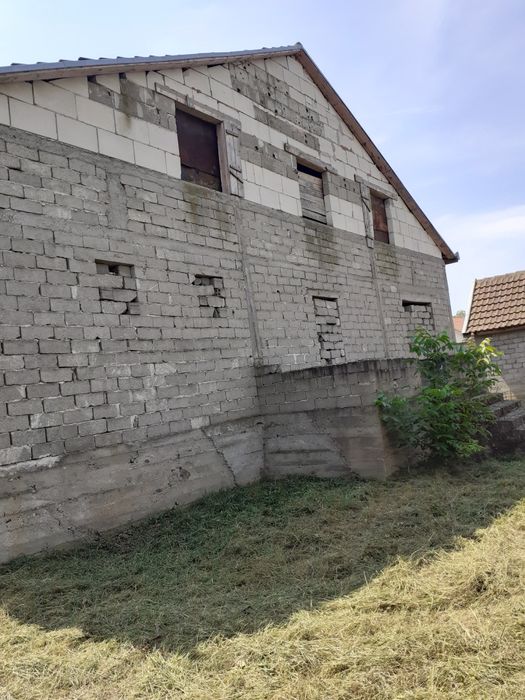 Vând vilă la roșu sau schimb cu apartament