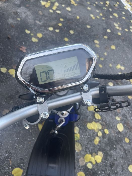 Scuter electric albastru