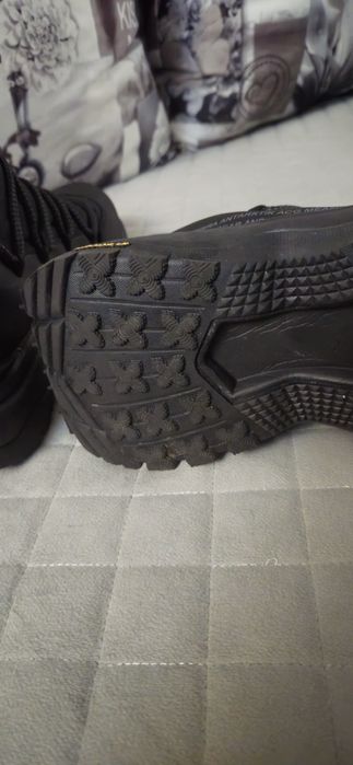 Продам мужские кроссовки