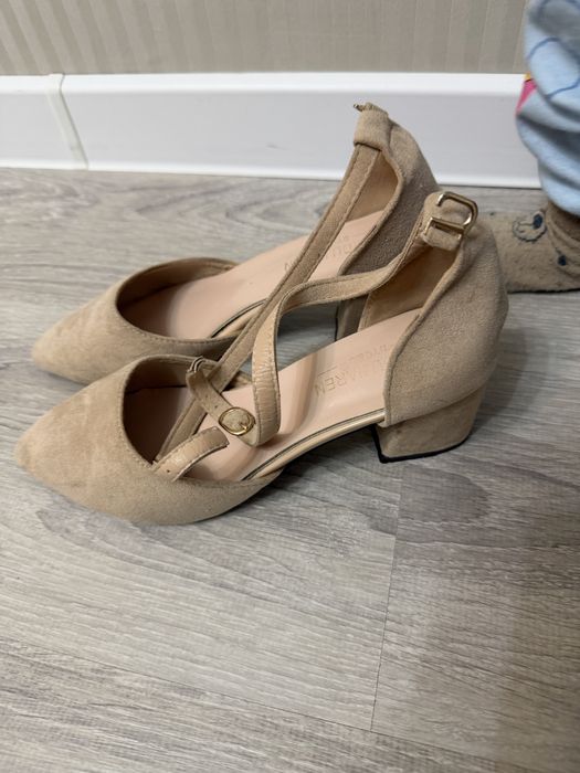 Продам туфли бежевые