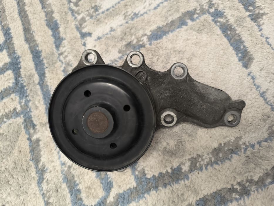 Продам помпа на тойота камри 50