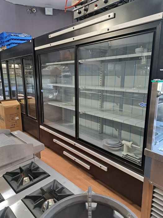 Хладилна крайстенна витрина