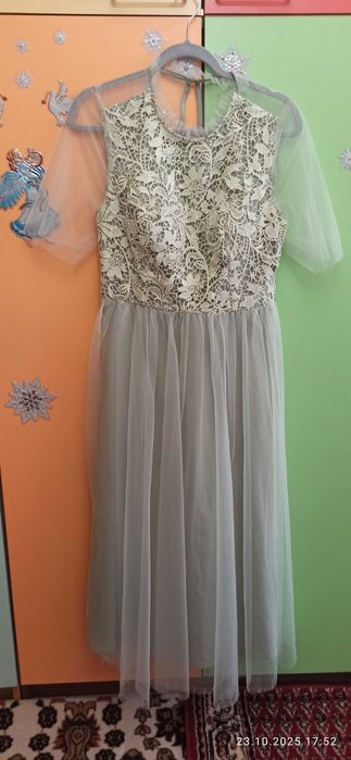 Продават се нови рокли.