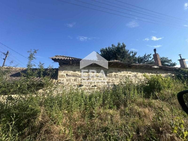 Ексклузивна, едноетажна, каменна къща за продажба, с голям двор и две