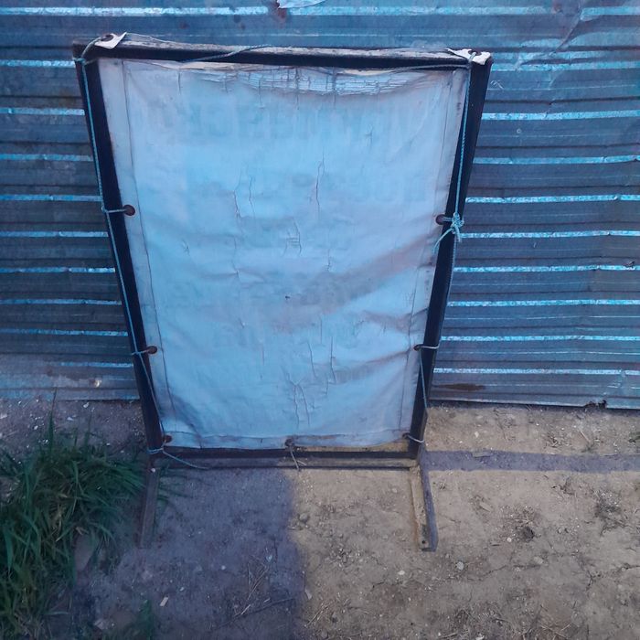 Железный  стояк  для реклама