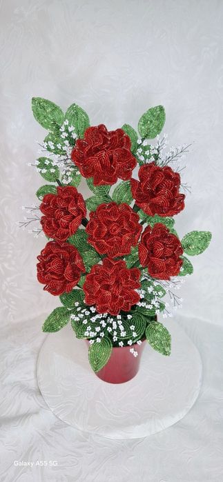 Розы из бисера .