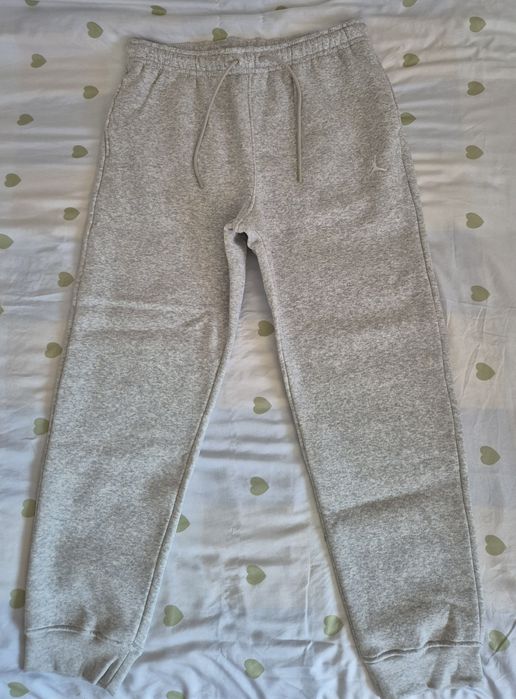 Vând pantaloni Jordan