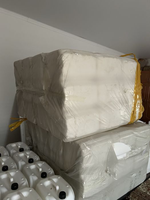 Продаются 10 литровые канистры