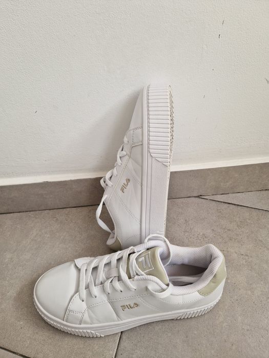 Vând adidași și sandale damă