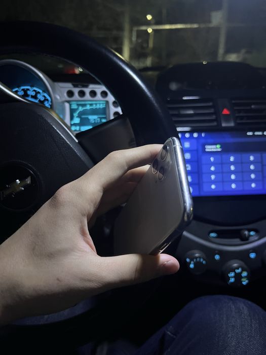 11 pro 256 white sotladi