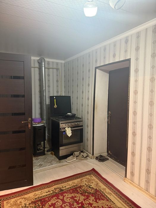 Срочна арзан бағада 2 бөлмелі этаж үй сатылады.