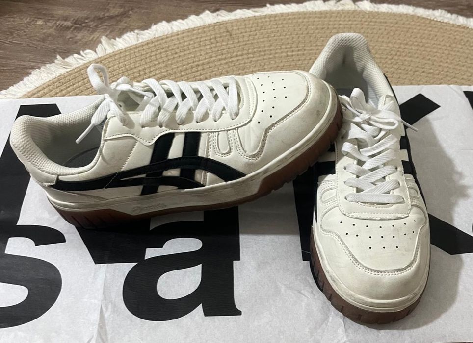 Кроссовки asics.