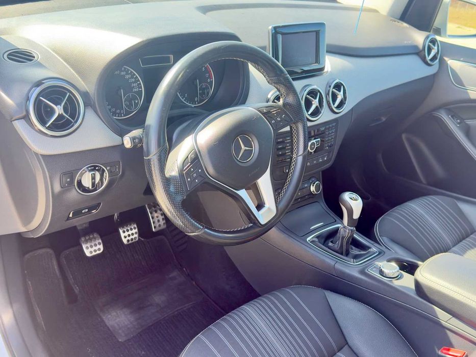 Mercedes-Benz B 180
