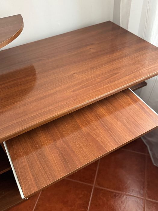 Birou practic din lemn