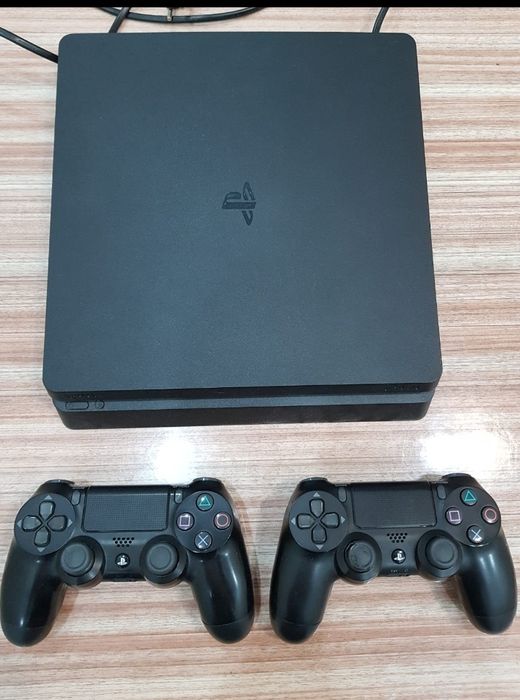 PlayStation 4 - отличное состояние + игры + 2 геймпада