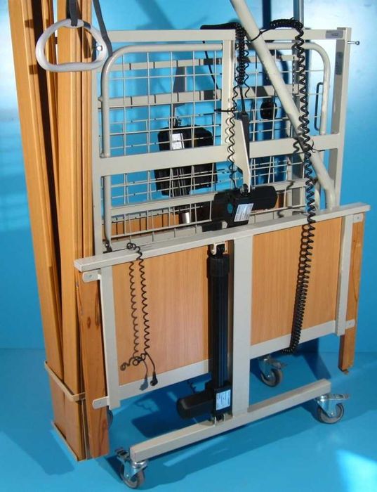 Pat medical electric pentru ingrijire pacienti cu trei sectiuni Aks