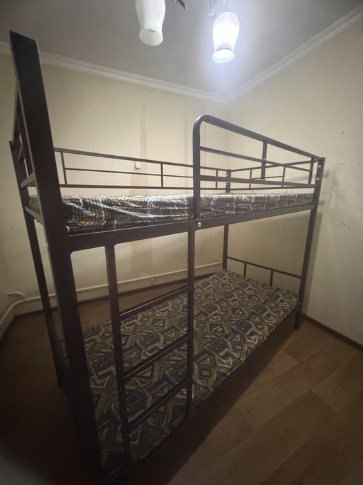 Кравать  двухярусный с матрасом продам