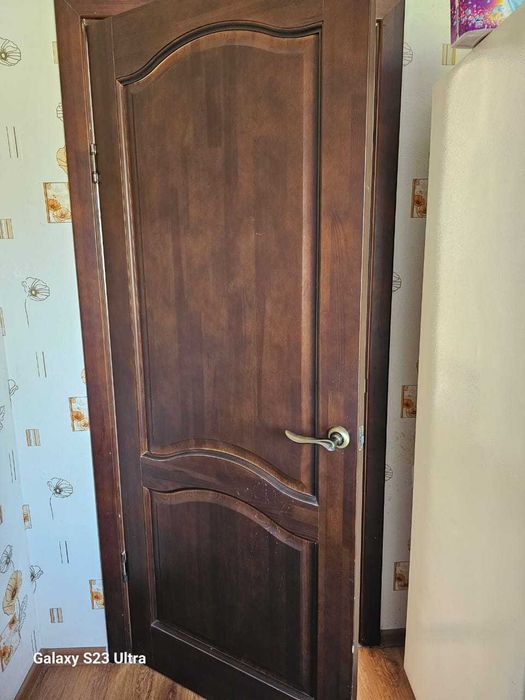 Стол стулья двери