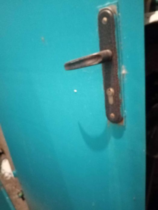 Желязна масивна врата