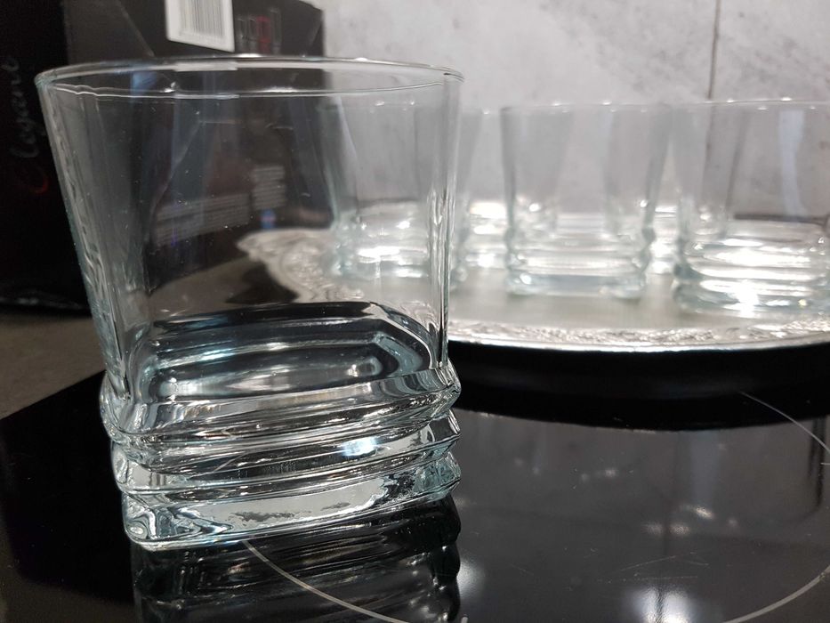 Стъклени чаши за вино, шампанско.