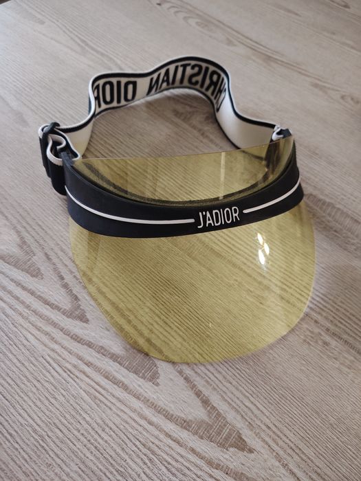 Козирка Dior налична