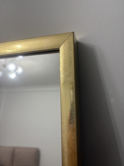 Большое зеркало в раме